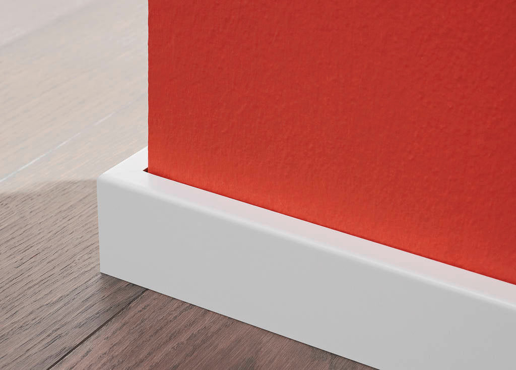 MDF plint 15x90 mm wit RAL 9010 langs een houten vloer en muur