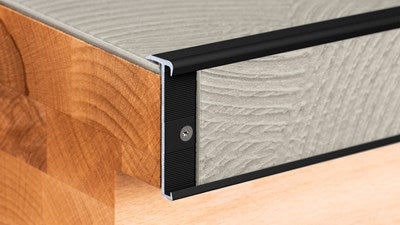 Trapkantprofiel PVC 2-3 mm zwart zijdeglans 300 cm – detailfoto | Velora Floors